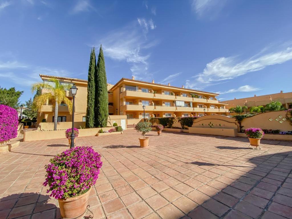 Apartamento En Los Patios De Santa Maria Golf Marbella Exterior foto
